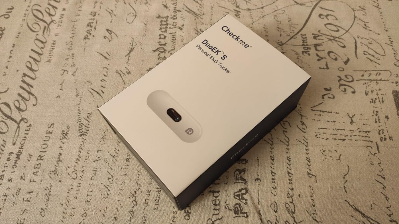 Pocket ECG Monitor packaging featuring OLED display, AI analysis, and app compatibility for heart monitoring.