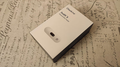 Pocket ECG Monitor packaging featuring OLED display, AI analysis, and app compatibility for heart monitoring.