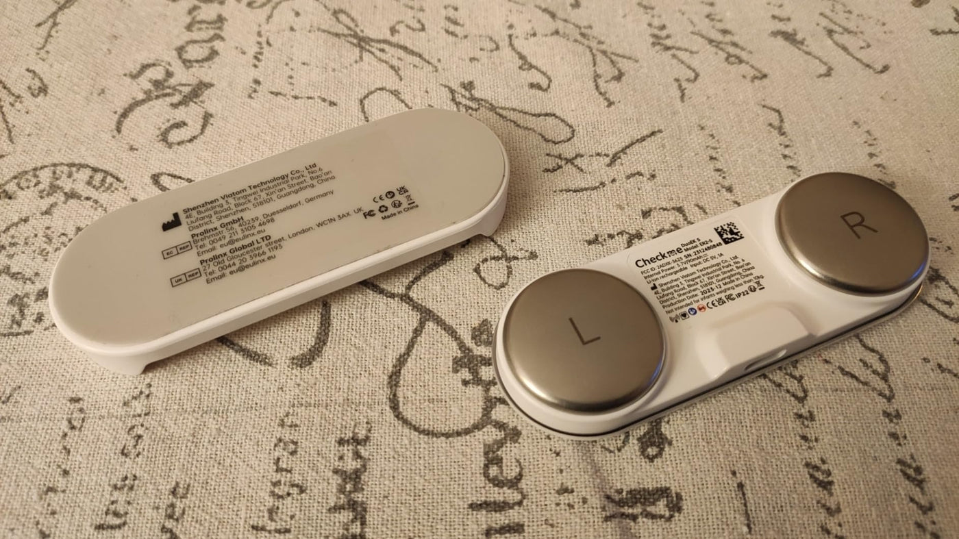 Pocket ECG monitor with OLED and AI analysis, featuring electrodes labeled L and R on a textured background.