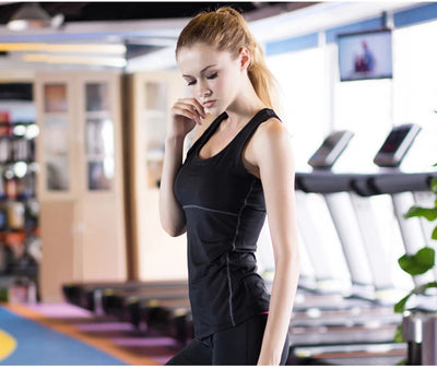 Women’s black sleeveless quick dry yoga tank top in a gym setting, perfect for fitness and running.