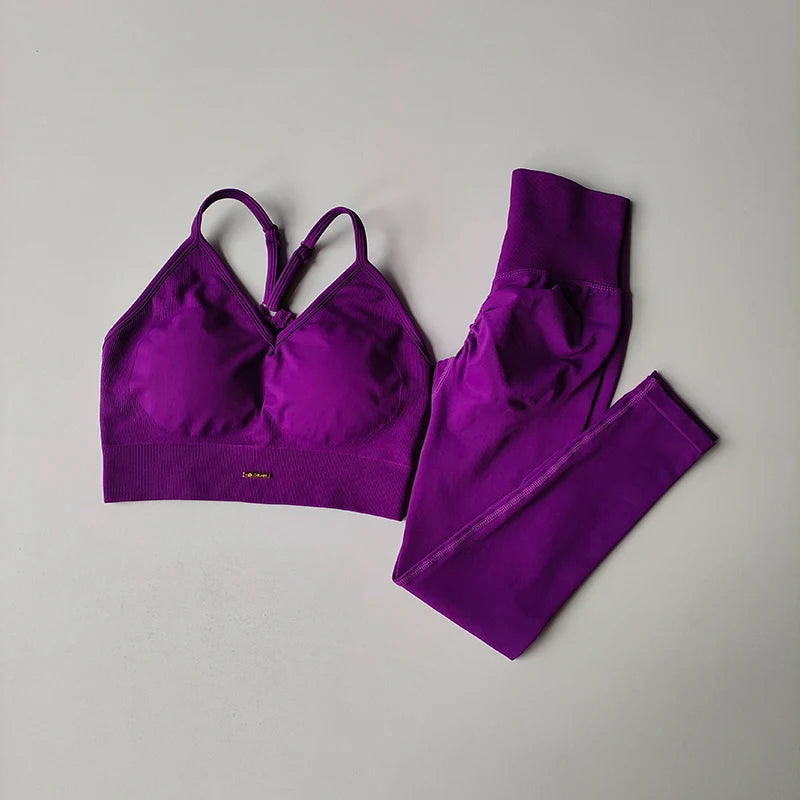 Seamless purple women's yoga set featuring a V-neck bra and hip-lift leggings for fitness and toning.