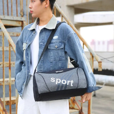 Stylish gym bag in grey, perfect for men's sports and women's travel, featuring durable materials and sleek design.
