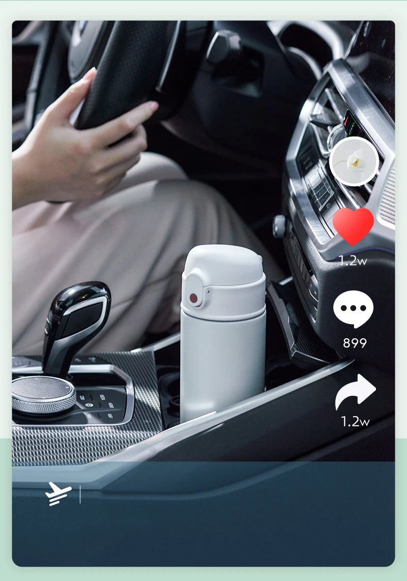 GIANXI stainless steel insulated water bottle in car cup holder, providing thermal insulation for drinks.