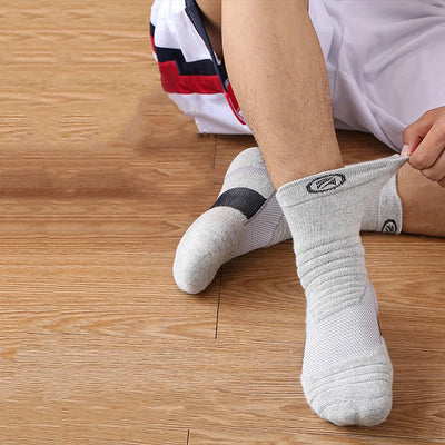 Man wearing elastic compression sports socks, showcasing breathable towel tube design, perfect for basketball and active wear.