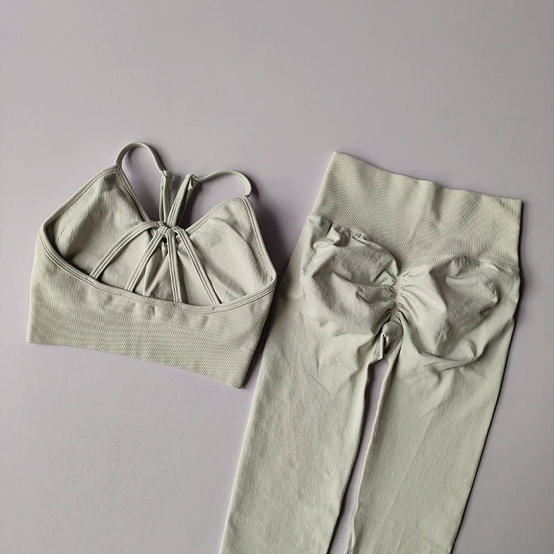 Seamless women's yoga set featuring a V-neck bra and hip-lift leggings in a light color for fitness and toning.