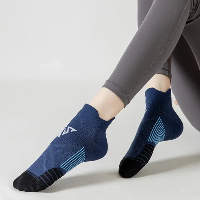 Breathable navy sports socks for men and women, ideal for running and fitness, featuring compression design and quick-dry fabric.