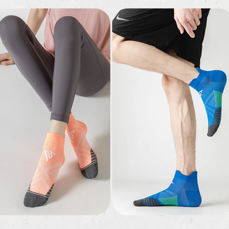 Unisex sports socks for men and women, featuring breathable material, perfect for running and fitness activities.