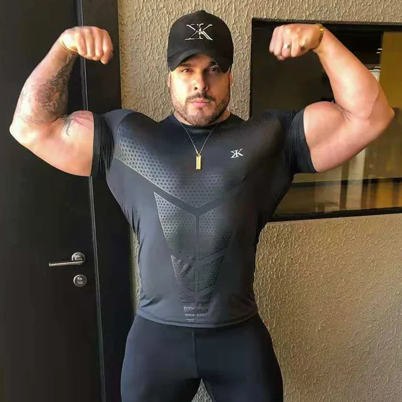 Muscular man showing off strength in a black KAIERKANG fitness shirt, ideal for bodybuilders and athletes.