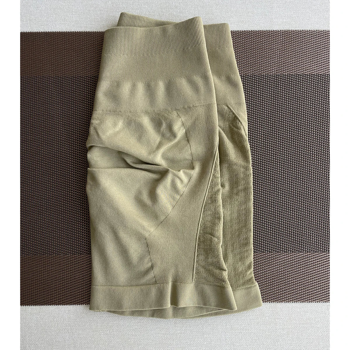 Seamless women's contour shorts in olive green, ideal for workout and yoga, featuring straight pockets for convenience.