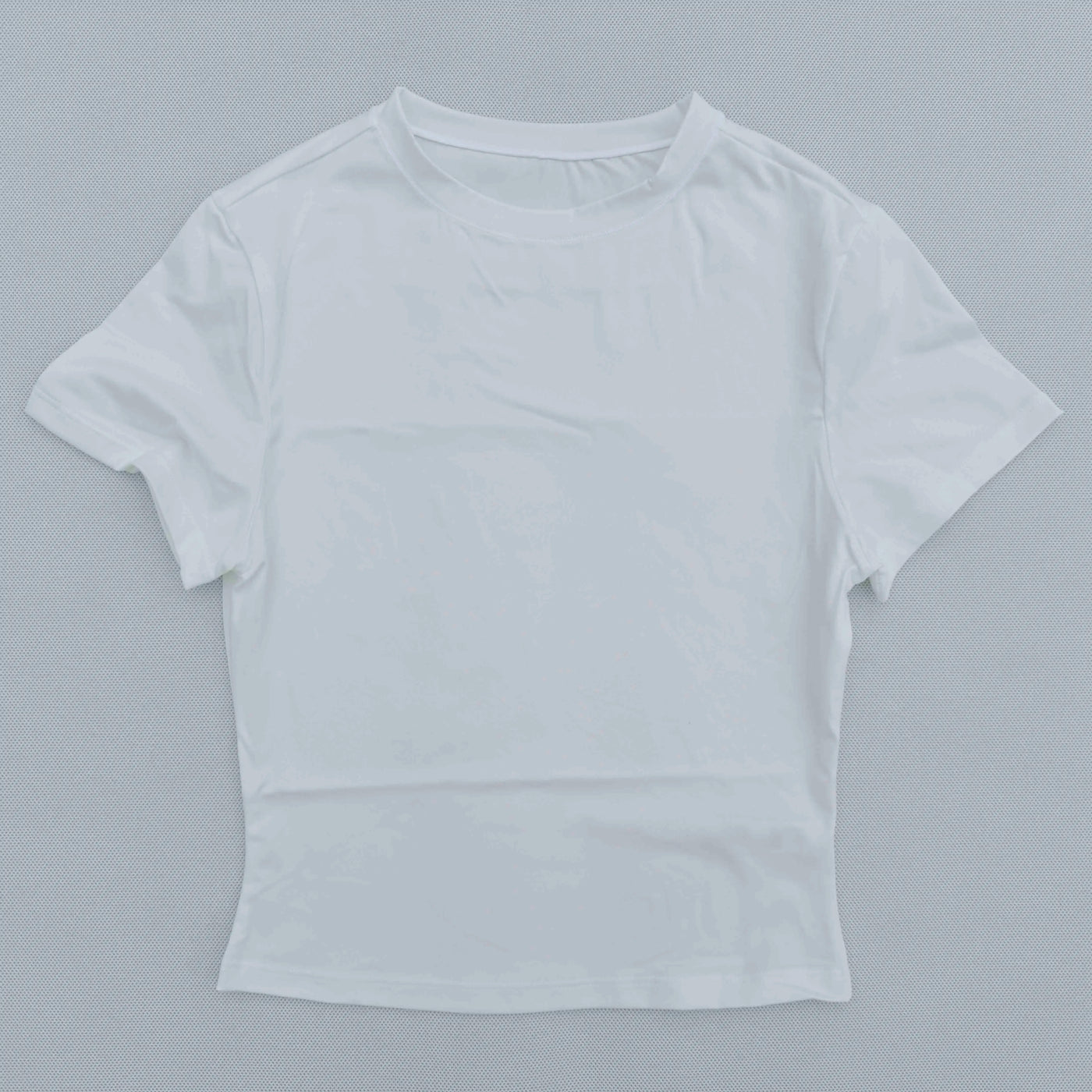 Women's white tight-fitting sports T-shirt, breathable and quick-drying, perfect for yoga and exercise.