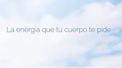 Inspirational text 'La energía que tu cuerpo te pide' set against a soft blue sky background.